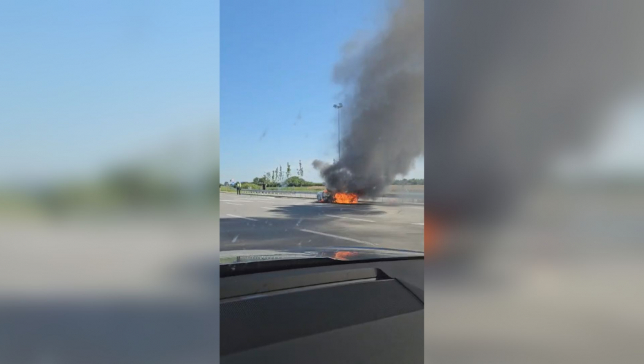 DETALJI STRAVIČNOG POŽARA NA AUTO-PUTU! Auto izgoreo ceo, putnici na vreme izvukli živu glavu! (FOTO)