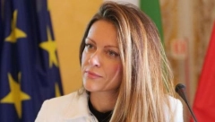 PREPOZNAJETE LI NAŠU PEVAČICU SA SLIKE? Snimila je pesmu i nestala iz Srbije, a danas je direktorka i bavi se ozbiljnim poslom!