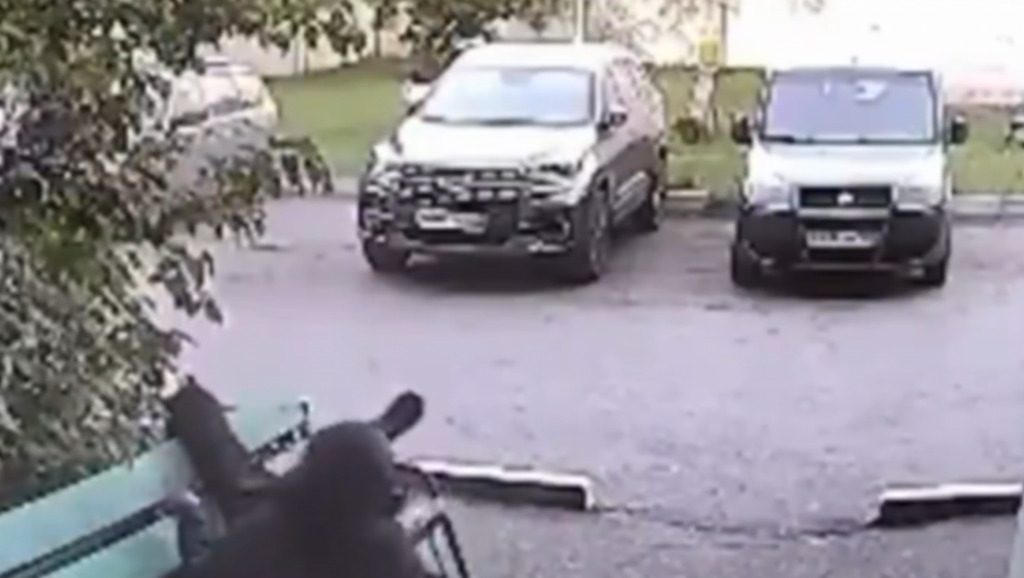 DEČKO JE PARKURISTA Pao sa trećeg sprata, ustao i odšetao (VIDEO)