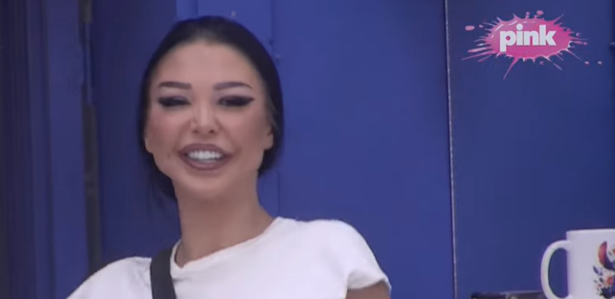 MAJI MARINKOVIĆ SEVNULE GOLE GRUDI! Starleta zaboravila na kamere, skinula se u uživo programu!