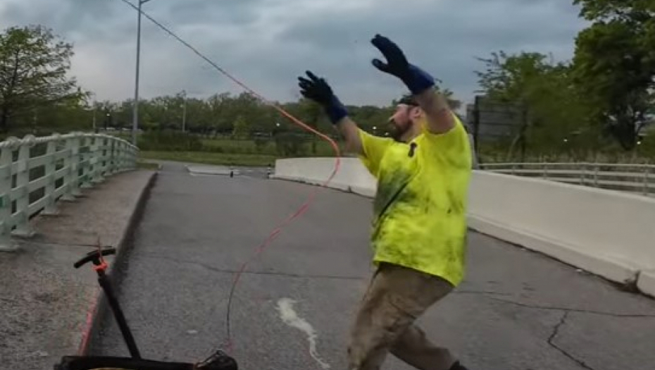 PECAO NA MAGNET PA IZVUKAO SEF Ono što je bilo unutra mu je promenilo život, bukvalno kao da je dobio na lotou! (VIDEO)