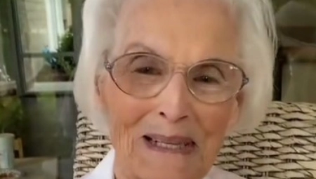 IMA 102 GODINE I KOŽU KAO BARŠUN: Baka je otkrila da se ceo život mazala ovim jeftinim proizvodom od nekoliko 100 dinara