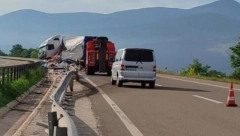 HAOS NA AUTOPUTU NIŠ-BELA PALANKA Kamion se zakucao u bankinu a prevozio je ovo