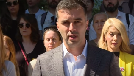 MANOJLOVIĆ BI NA ULICU, I TO NA DAN SABORA SVIH SRBA Posle debakla tera svoju priču, i uprkos onome što je zaključio OEBS