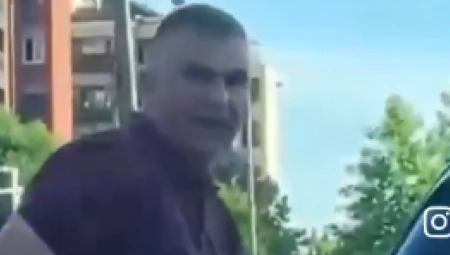 "MA BOLI ME..." Valjevac uzeo sekiru u ruke i prišao čoveku u kolima, LJUDI U ŠOKU SNIMAJU SCENU (VIDEO)