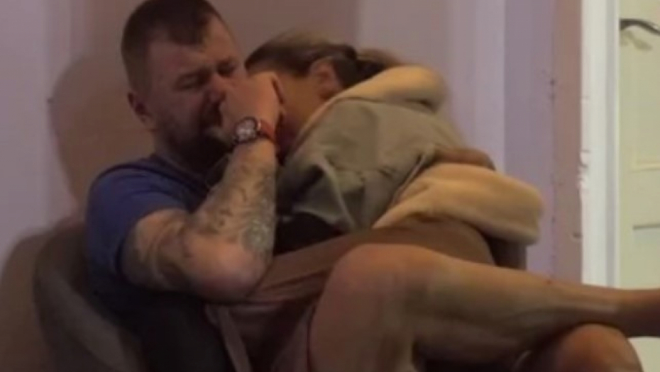 JANJUŠ PREPLAKAO NOĆ Slomljen od tuge, osamio se u ćošku, Aneli prestravljena čekala šta će da joj kaže