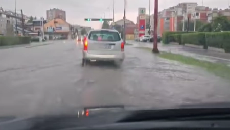 POTOP U NOVOM SADU! Stvorila se i reka, auto u vodi dopola, opšti haos! (VIDEO)