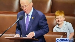 CEO INTERNET PLAČE OD SMEHA Sin političara postao glavna ZVEZDA, evo šta mu je radio IZA LEĐA (VIDEO)