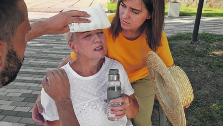 DRHTANJE, VISOKA TEMPERATURA I KONFUZIJA Ovu su simptomi toplotnog udara , a evo kako da se zašitite u narednih pet PAKLENIH dana