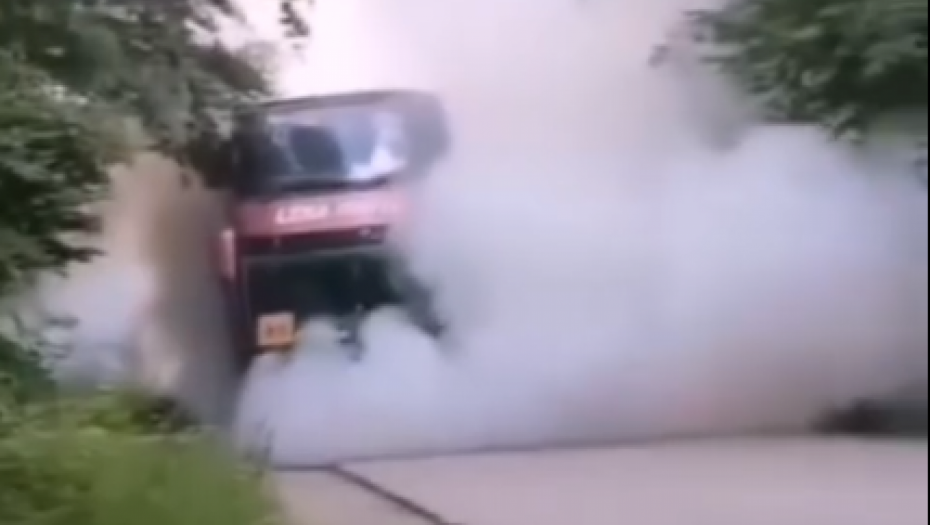 ZAPALIO SE AUTOBUS KOJI JE BIO PUN DECE! Jeziva scena kod Vrnjačke Banje (VIDEO)