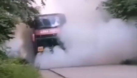 ZAPALIO SE AUTOBUS KOJI JE BIO PUN DECE! Jeziva scena kod Vrnjačke Banje (VIDEO)