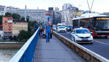 "PUSTI ME" Žena pokušala da skoči sa Brankovog mosta, spasao je sugrađanin