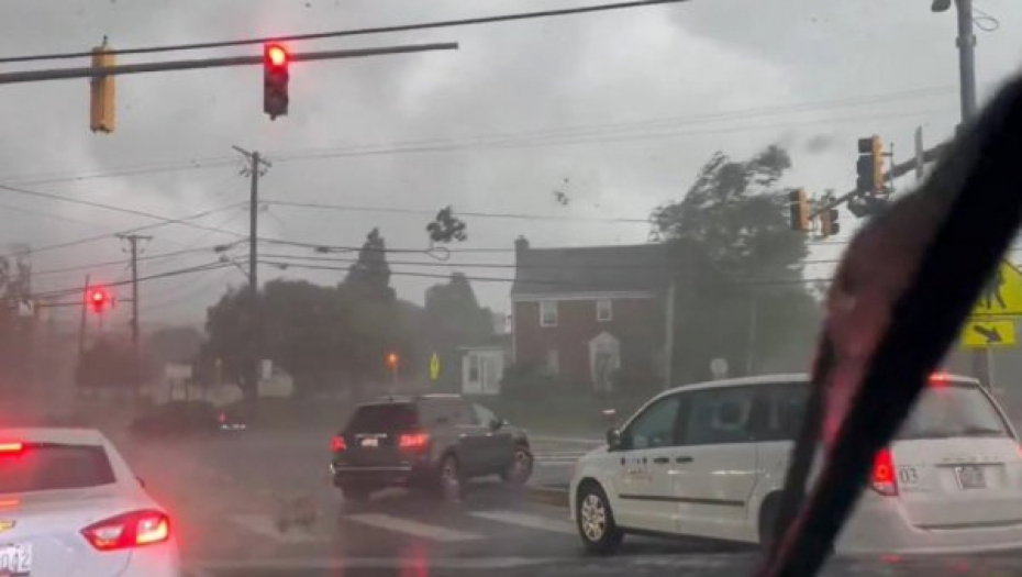 RAZORNA OLUJA NOSILA SVE PRED SOBOM Dete poginulo u naletu tornada, povređeno nekoliko ljudi (VIDEO)