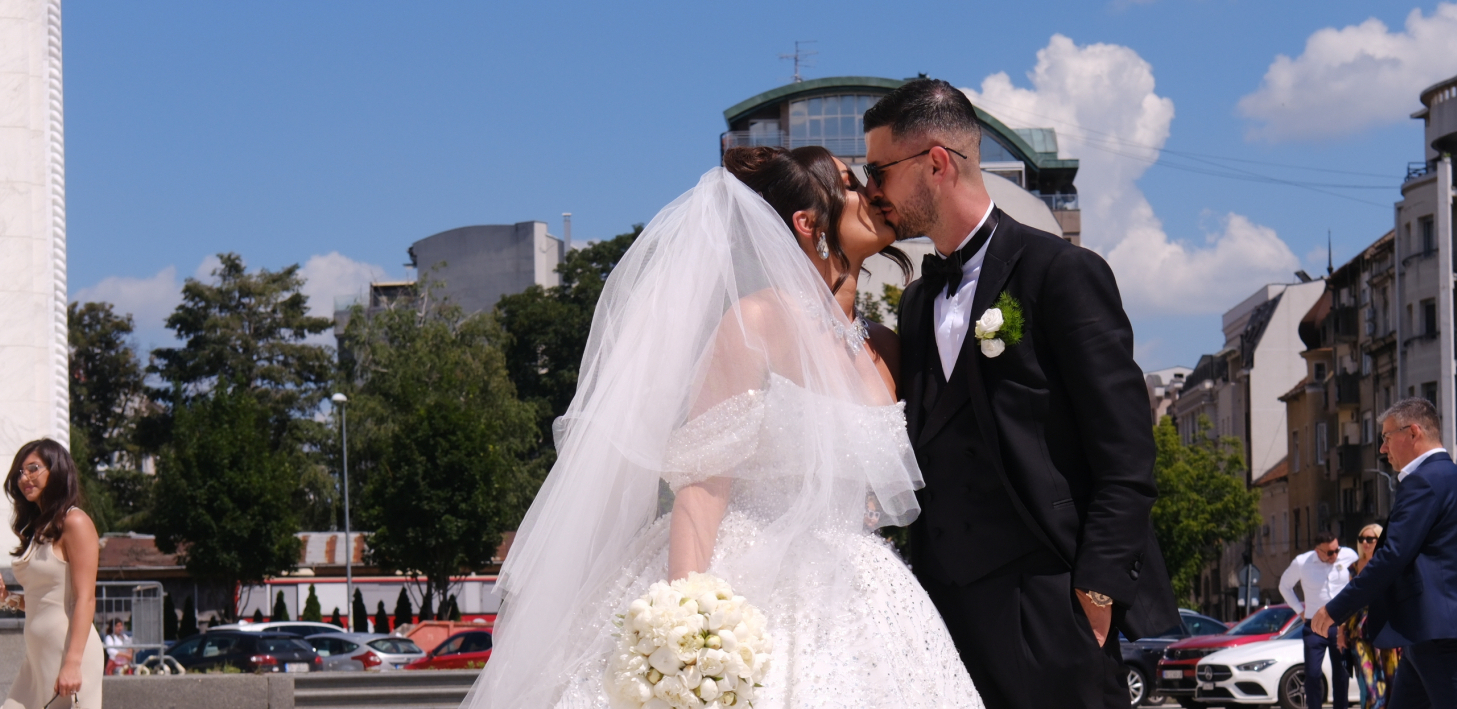 SVE OČI UPRTE U TAMARU I DARKA! Mlada blista u venčanici i nakitu od 20.000 evra, trubači ih dočekali ispred Hrama!
