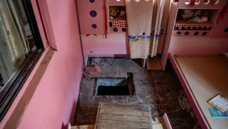 ŠTA TO KRIJE NAIZGLED OBIČNA DEČIJA SOBA?  Izraelski vojnici otkrili ulaz u Hamasov tunel u Rafahu (FOTO)