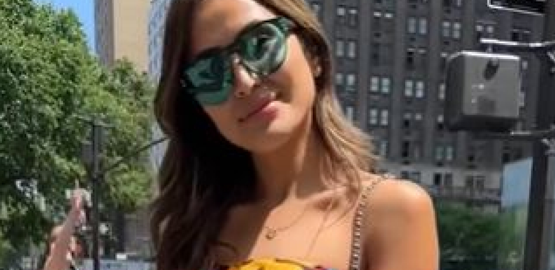 OVA DEVOJKA NA SEBI IMA 300.000 EVRA Prošetala gradom u kombinaciji koja košta kao luksuzni stan u Beogradu