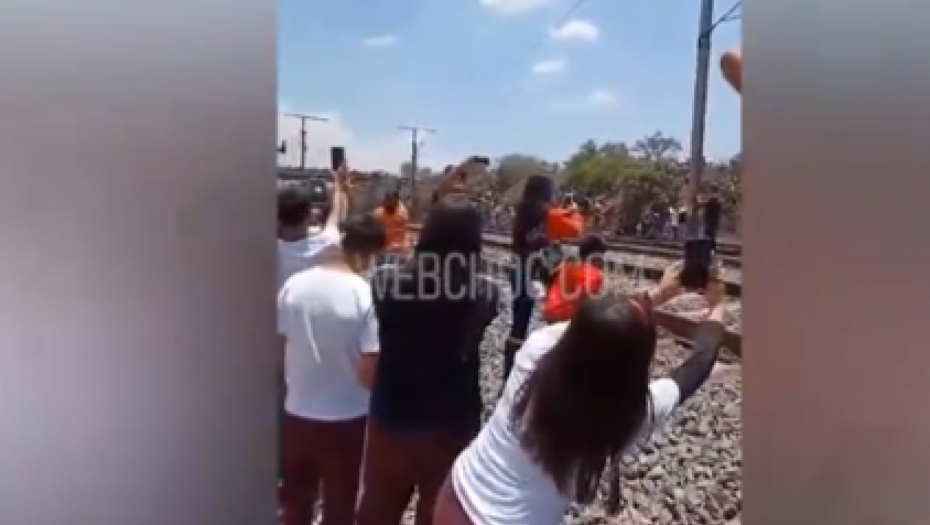 ŽENU USMRTIO VOZ DOK SE SELFIRALA! Jeziv snimak nesreće kruži mrežama, prugom odjekuju vrisci turista! (VIDEO)