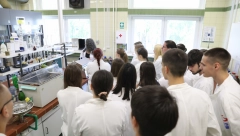 KOMPANIJA NIS DEO INICIJATIVE „OTVORENA VRATA“  Đaci Tehničke škole „Pavle Savić" posetili Naučno-tehnološki centar NIS-a