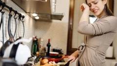 AKO I VI PLAČETE KADA SEČETE LUK URADITE OVO 10 proverenih trikova koji rešavaju problem odmah