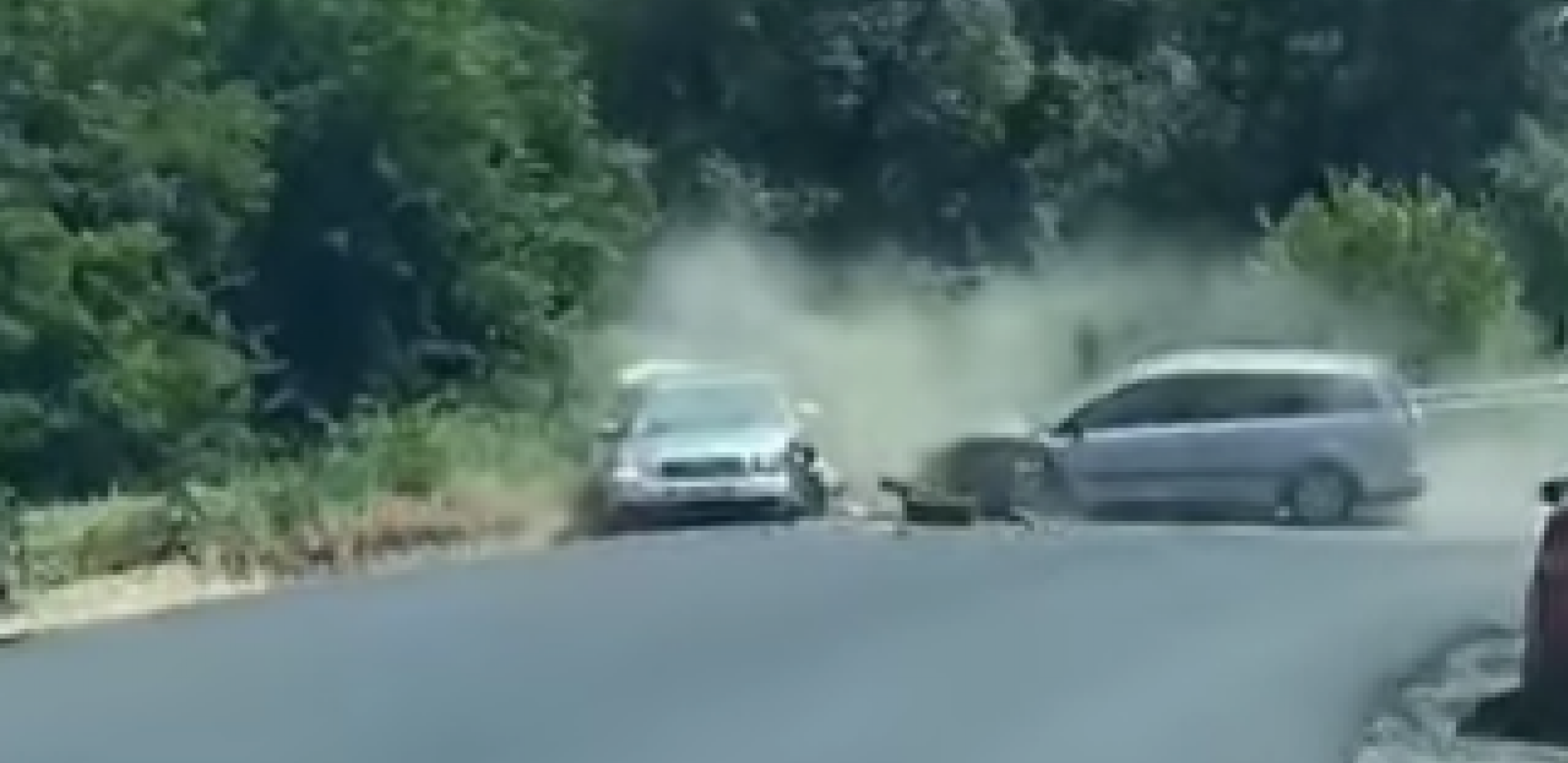JEZIVA SAOBRAĆAJNA NESREĆA KOD VELIKE PLANE Sudarila se dva automobila, delovi rasuti po putu (FOTO)