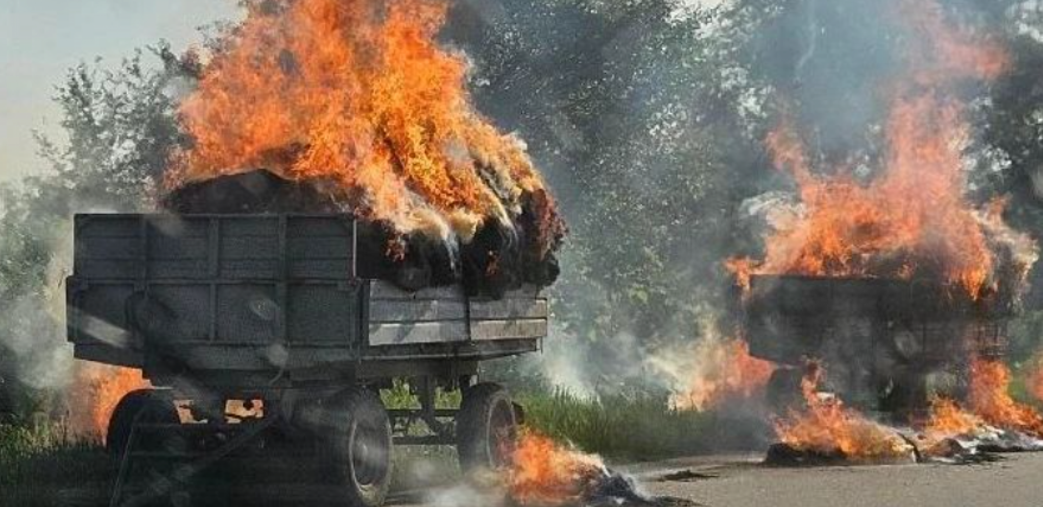 BACIO OPUŠAK CIGARETE IZ AUTOMOBILA, PA UPALIO SENO NA PRIKOLICAMA Bukti požar na putu Novi Sad - Zrenjanin  (FOTO/VIDEO)