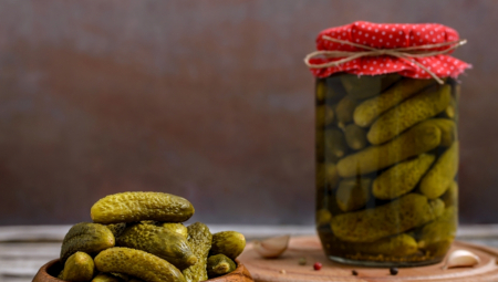 IZBEGNITE BUĐ NA KISELIM KRASTAVCIMA Evo koliko mogu da traju u frižideru kada se jednom otvore, budite oprezni