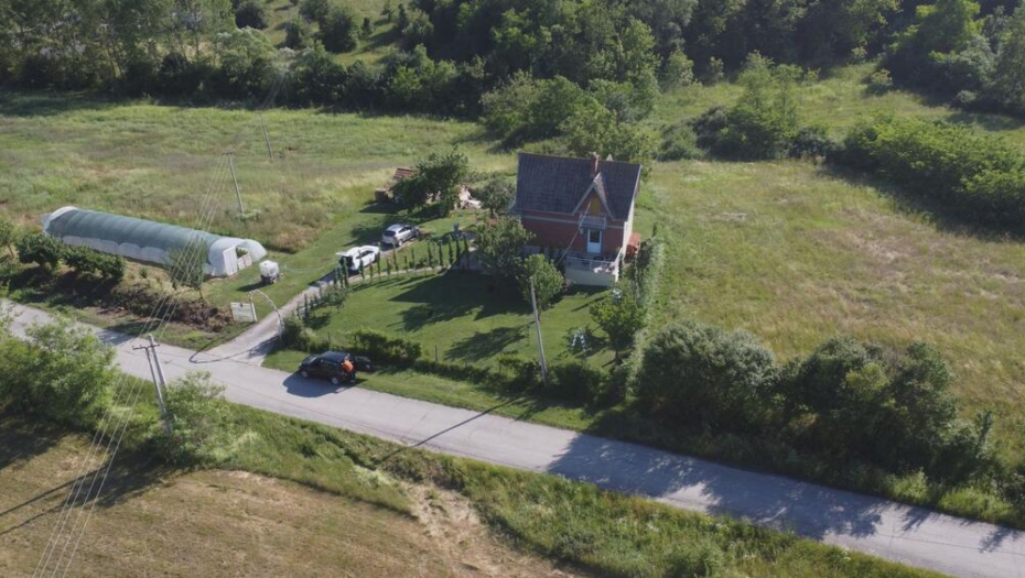 ČAČAK OVO NE PAMTI: Bacići se svako veče peli na krov kuće?! Selo se čudilo dok nisu saznali zašto to rade (FOTO)