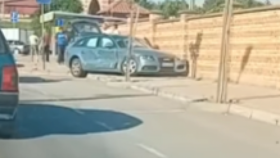 VOZILO IZLETELO SA PUTA PRAVO NA TROTOAR Udes u Velikoj Plani (VIDEO)