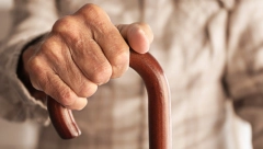 DEDA (82) OBLJUBIO PRAUNUKU SVOJE PARTNERKE, DEVOJČICA SVE ISPRIČALA PEDAGOGU! Pretio joj da ne zucne roditeljima: ''To je samo maženje''