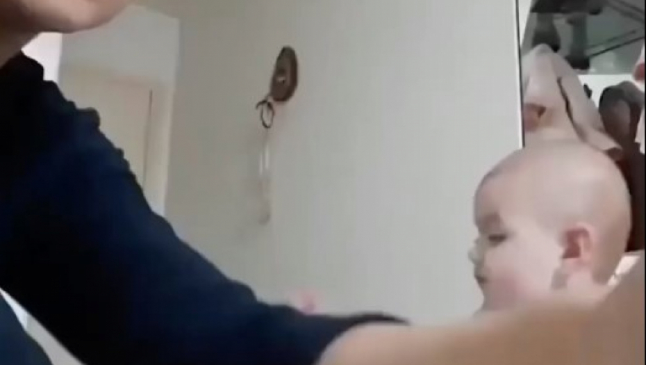"E SAD TI MENE SLUŠAJ, MAMA!" Beba nije dala majci da je nahrani, poručila samo jednu stvar (VIDEO)