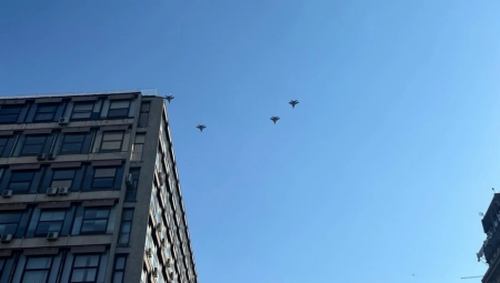 PILOT UŽIVO POZDRAVIO SVE: Migovi nadleću centralnu manifestaciju Svesrpskog sabora na Trgu republike
