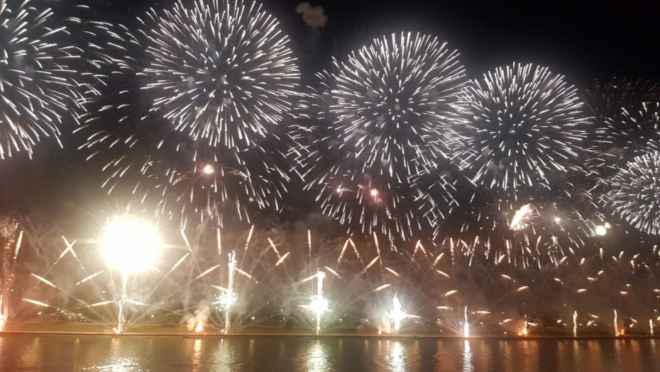 SPEKTAKULARNO Ovako je izgledala veličanstvena bakljada i vatromet na Svesrpskom saboru u Beogradu! (VIDEO)