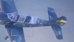 EVO GA LETI, PUCAJ... Ukrajinac uzeo kalašnjikov pa raspalio iz aviona! (VIDEO)
