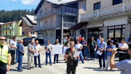 MIGRANTI PRAVE HAOS U CRNOJ GORI: Pljačkaju prodavnice, pale kuće, meštani BESNI, izašli na ulice! (FOTO)