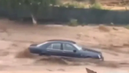 JAKA OLUJA POPLAVILA ULICE GLAVNOG GRADA Hitne službe spasavaju građane, automobili ZAGLAVLJENI u Ankari (VIDEO)