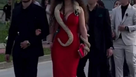 ALBANKA NA MATURU DOŠLA SA SIMBOLOM ZLA! Haos na proslavi na Kosovu - svi REVOLTIRANI! (VIDEO)