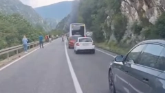 HOROR SCENA U TUNELU KOD MOSTARA! Sudarili se kamion i automobil, crni dim kulja: Ima i MRTVIH! (VIDEO)