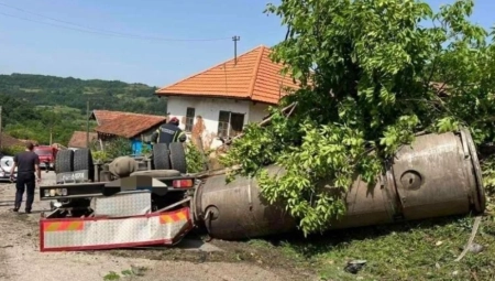 PREVRNUO SE KAMION KOD SOKOBANJE, KABINA VOZAČA SMRSKANA Stravični snimci sa lica mesta (FOTO)