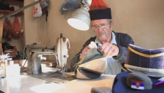 DEDA ĐORĐE IMA 90 GODINA, A I DALJE NE ODUSTAJE OD OVOG ZANATA! Kroji, šije, štepa - njegovi proizvodi obilaze svet