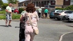 ONA NE HODA, VEĆ LETI! Baka prvi put izvela unuku u šetnju, nije mogla da sakrije sreću, pa oduševila prolaznike