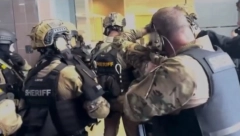 SNAJPERISTA POGODIO PLJAČKAŠA BANKE U GLAVU: Policija pucala na čoveka dok koristi taoce kao ljudski štit u banci (VIDEO)