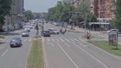UZNEMIRUJUĆI SNIMAK IZ NOVOG SADA Evo kako je drogirani čovek udario policajca! (VIDEO)