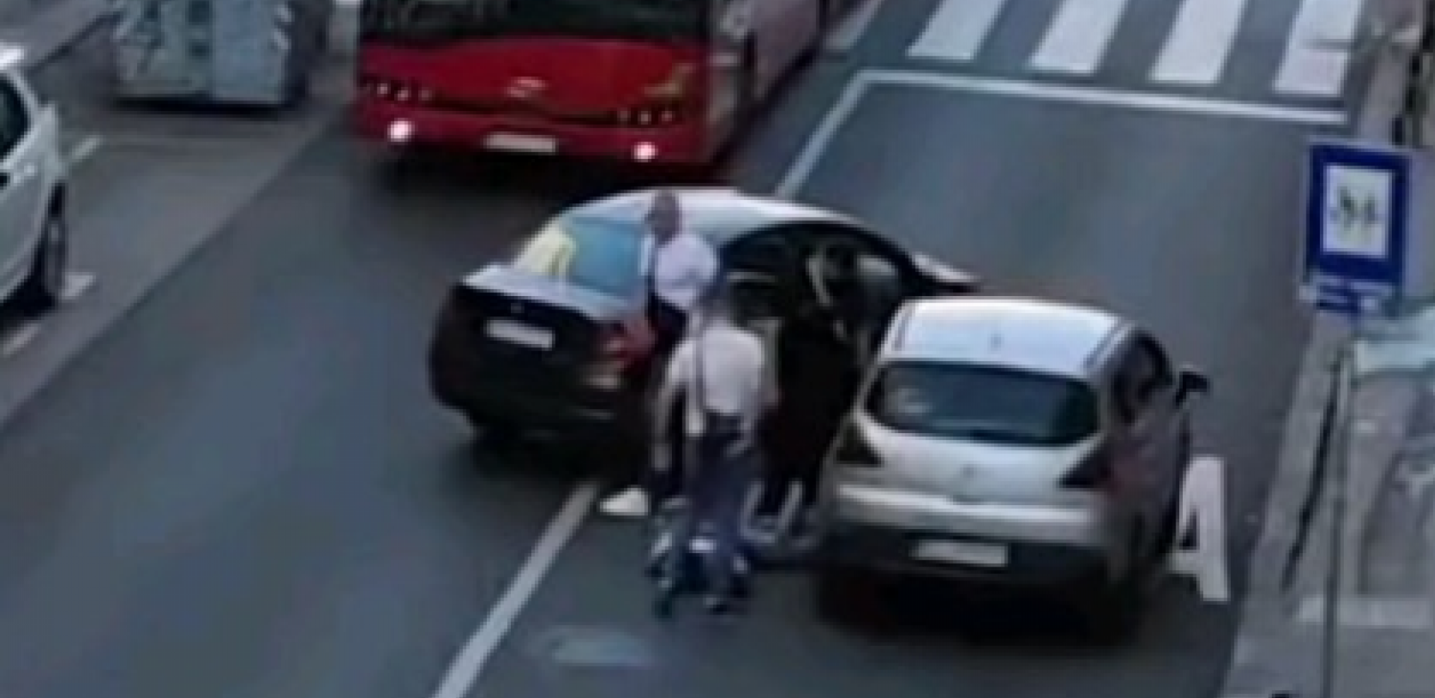 HAPŠENJE U GAVRILA PRINCIPA Muškarca izveli iz auta, pa vezali lisicama (VIDEO)