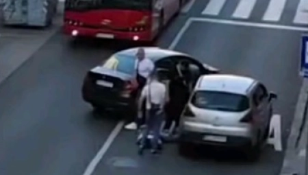 HAPŠENJE U GAVRILA PRINCIPA Muškarca izveli iz auta, pa vezali lisicama (VIDEO)