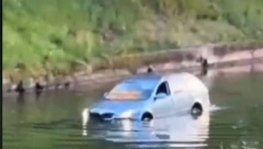 "MILJACKA ŠKODU ODNESE": Muškarac dovezao kola na ulicu, pa ih gurnuo u reku uz sočnu psovku (VIDEO)