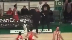 TRENUTAK LUDILA Bivši igrač Partizana se zaleteo na trenera (VIDEO)