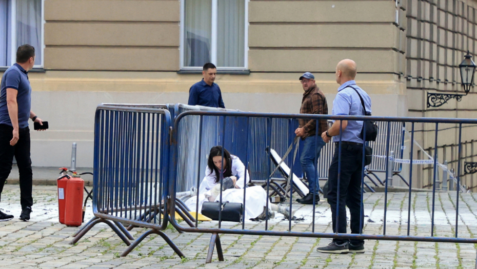 PRVI SNIMCI SA LICA MESTA Muškarac se zapalio kod Vlade Hrvatske (FOTO)