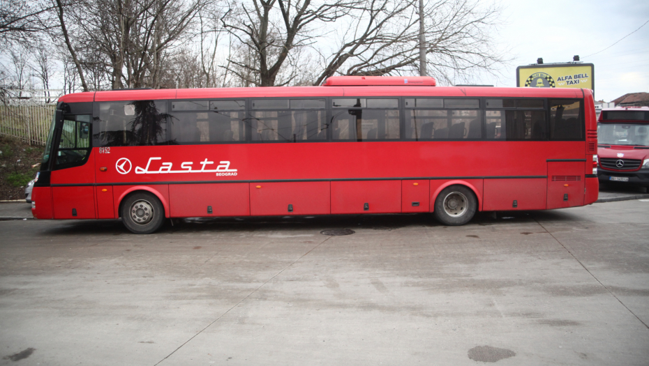 "VOZAČ AUTOBUSA BEŽAO OD AUTOMOBILA KOJI JE IŠAO KA NJEMU" Preduzeće "Lasta" za Alo! o sletanju busa u kanal (VIDEO)
