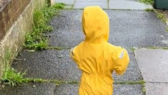 NEMA VEĆE SREĆE Mama sinu obukla kabanicu i izvela ga na kišu, oduševljeno dete nasmejalo 37 miliona ljudi!