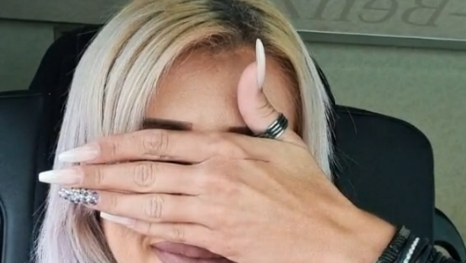 ZANEMEĆETE KAD SKLONI RUKU Oči ove devojke su NESTVARNE, takvu boju još niste videli (VIDEO)
